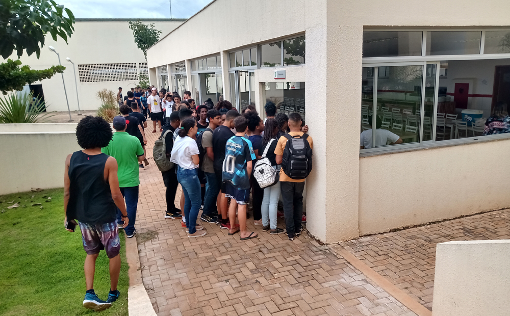 Lanche da tarde- fila no primeiro dia da iniciativa